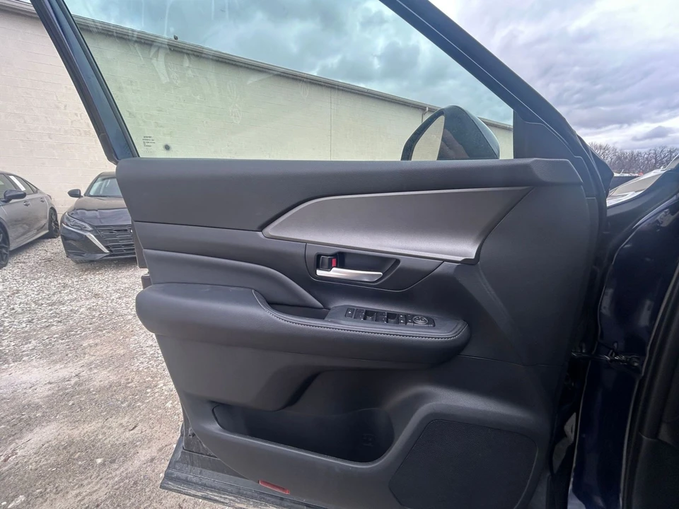 2025 Toyota Highlander - Image 15 of 31