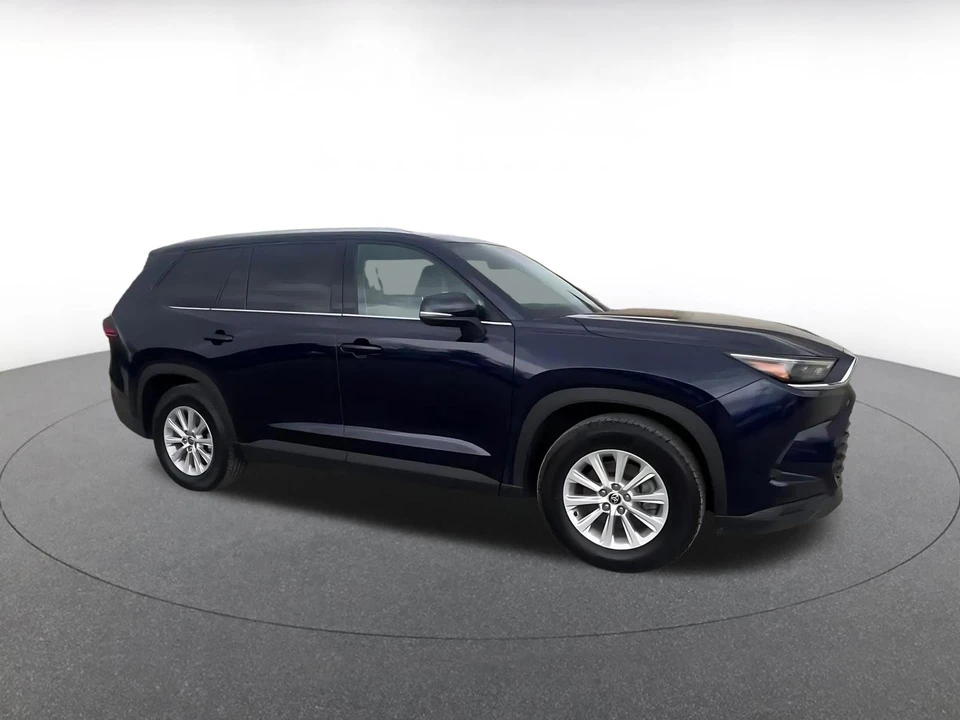 2025 Toyota Highlander - Image 2 of 31