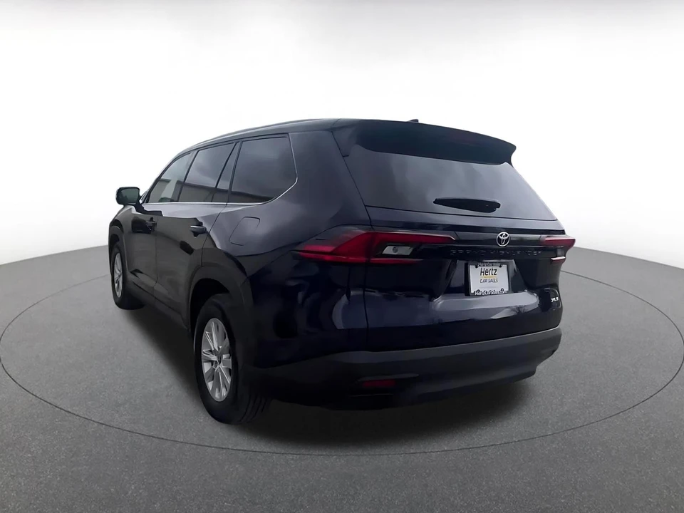 2025 Toyota Highlander - Image 9 of 31