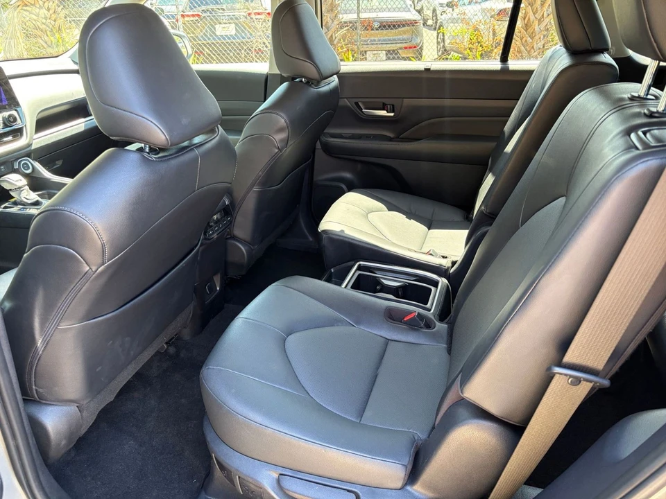 2025 Toyota Highlander - Image 25 of 31