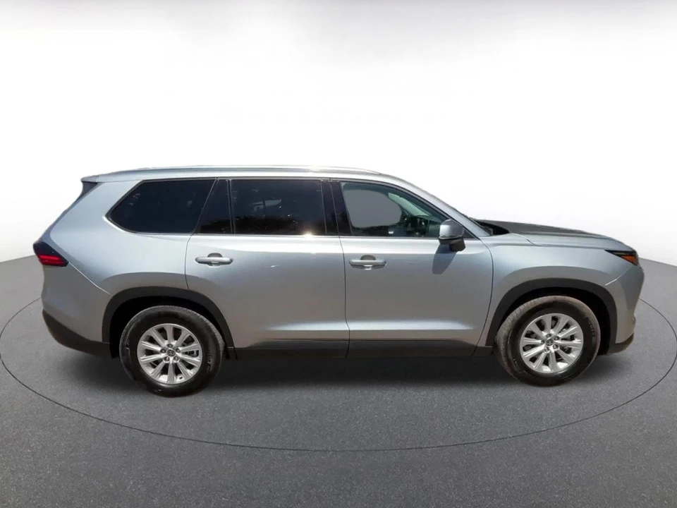 2025 Toyota Highlander - Image 18 of 31