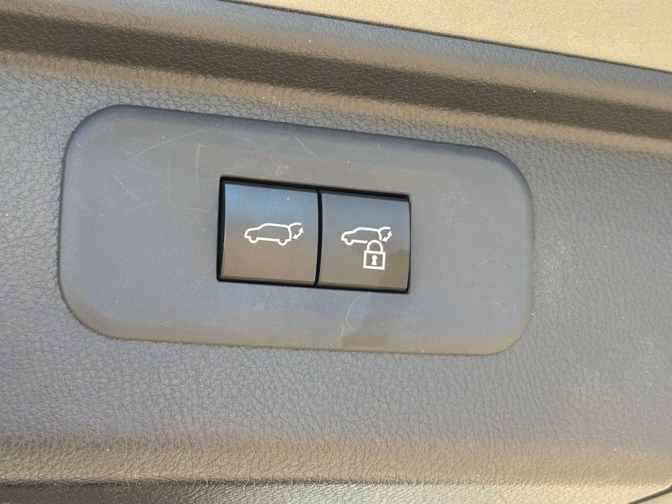 2025 Toyota Highlander - Image 20 of 31