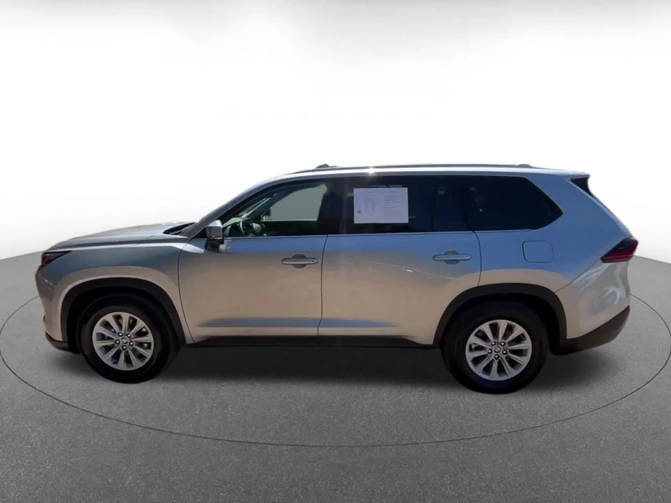 2025 Toyota Highlander - Image 11 of 31