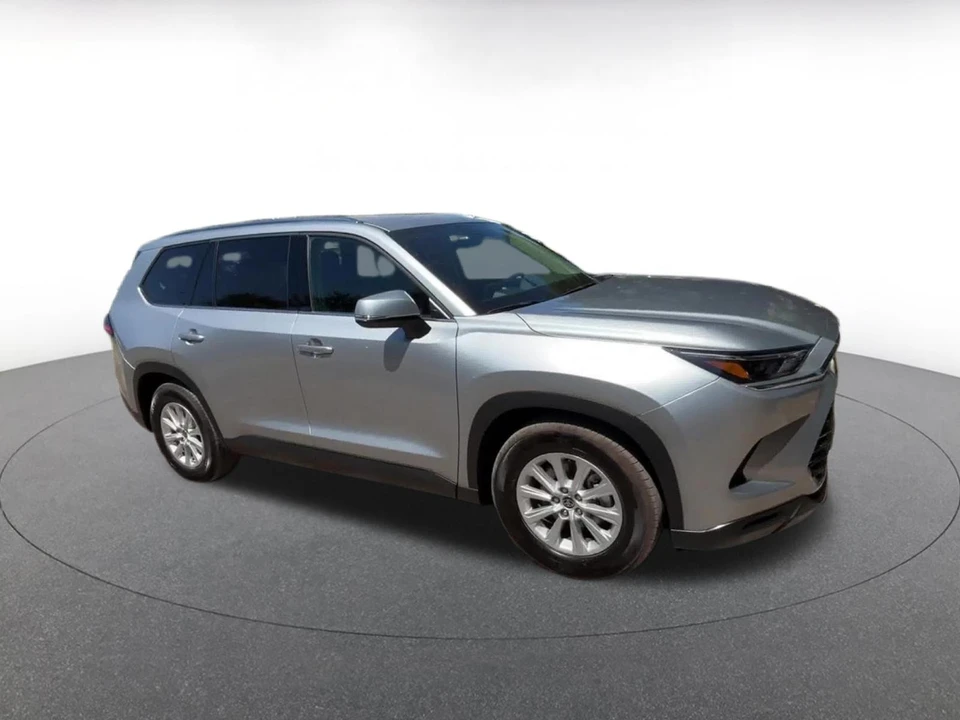 2025 Toyota Highlander - Image 2 of 31