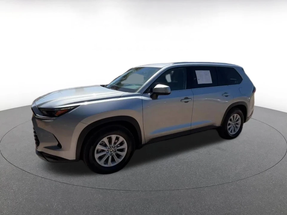 2025 Toyota Highlander - Image 9 of 31