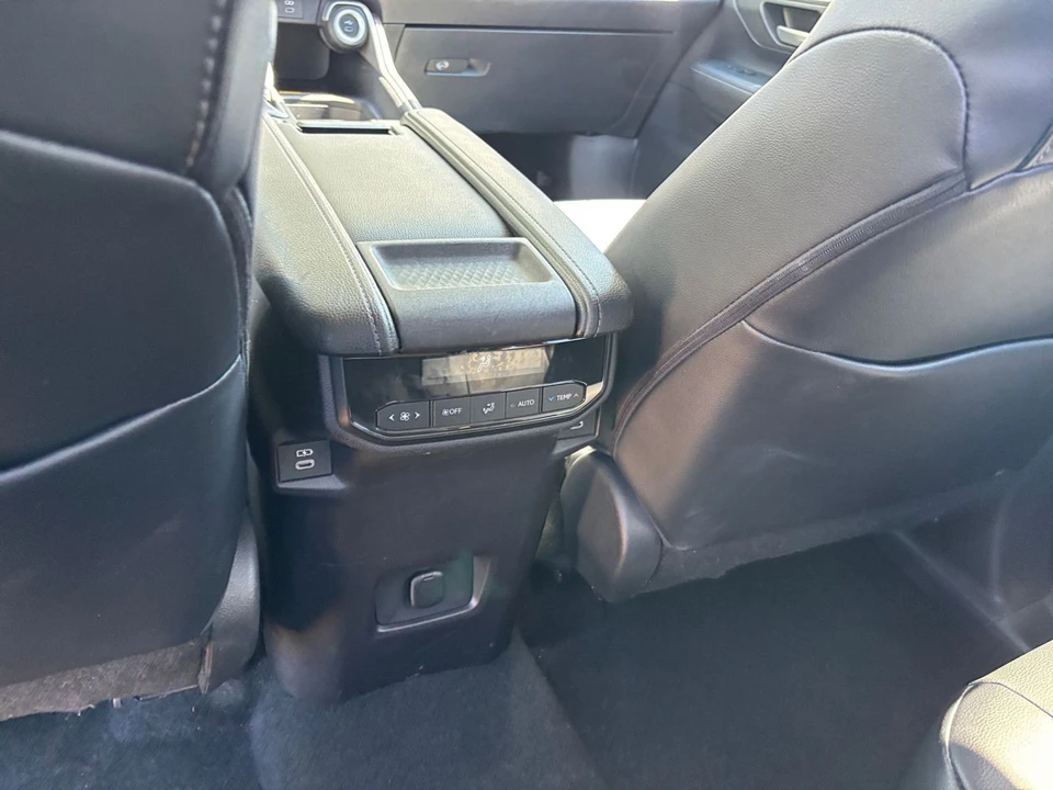 2025 Toyota Highlander - Image 27 of 31