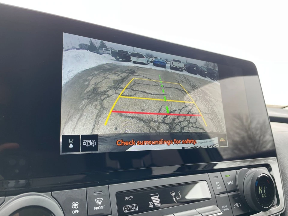 2025 Toyota Highlander - Image 21 of 31