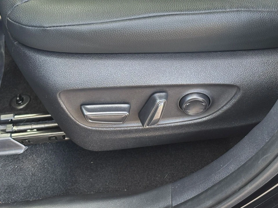2025 Toyota Highlander - Image 19 of 31