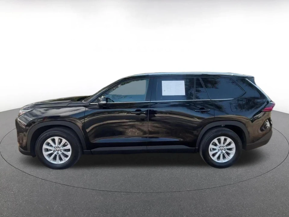 2025 Toyota Highlander - Image 7 of 31