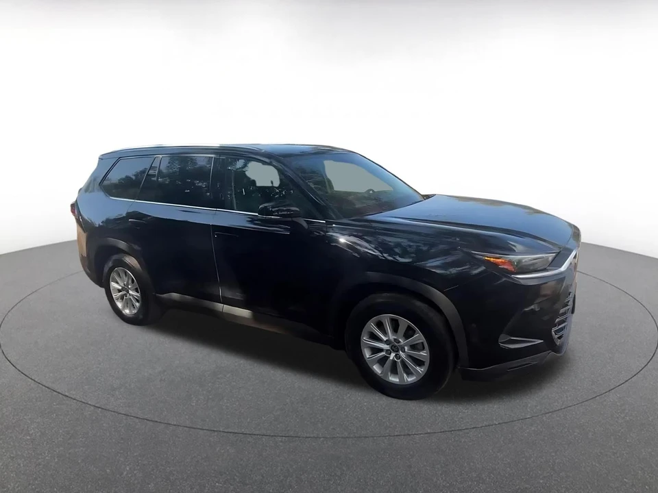 2025 Toyota Highlander - Image 2 of 31
