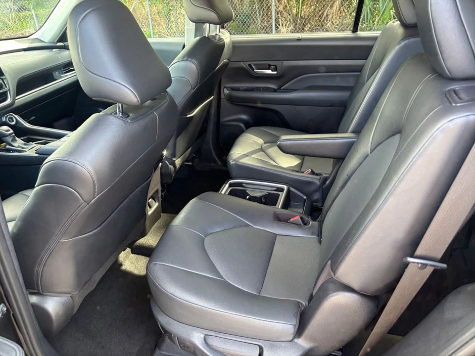 2025 Toyota Highlander - Image 23 of 31