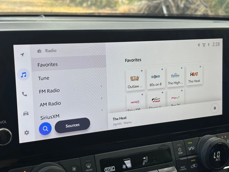 2025 Toyota Highlander - Image 17 of 31