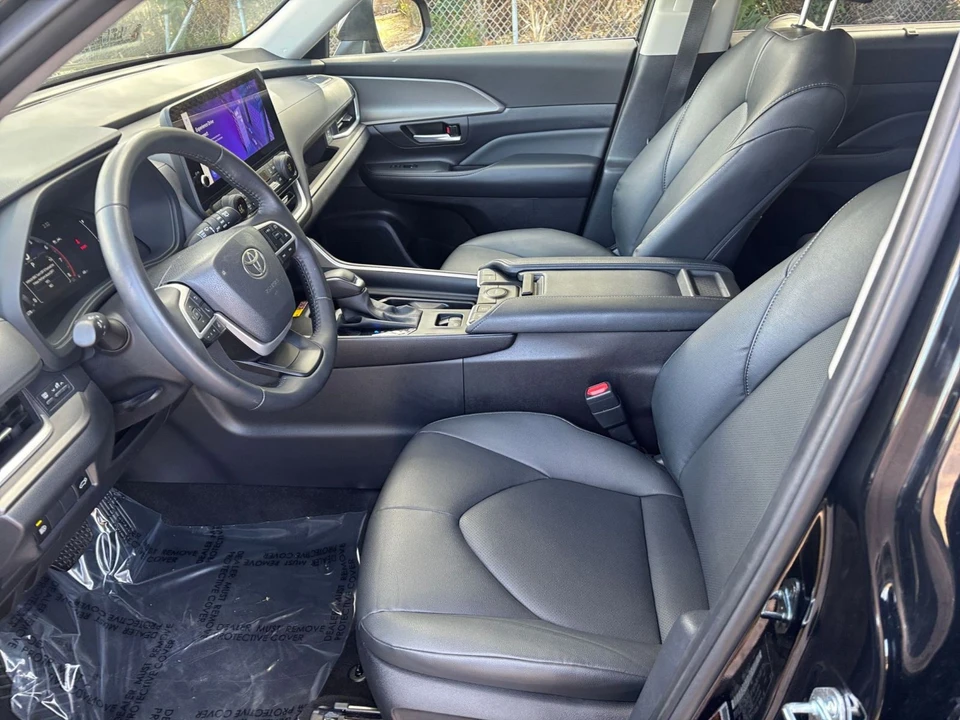 2025 Toyota Highlander - Image 24 of 31