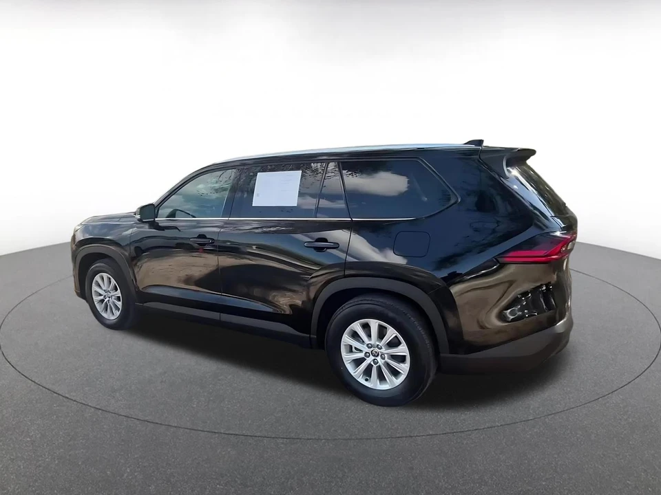 2025 Toyota Highlander - Image 8 of 31