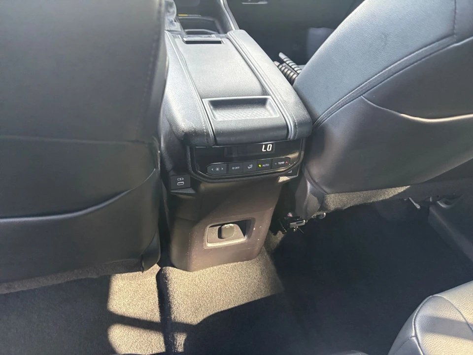 2025 Toyota Highlander - Image 21 of 31