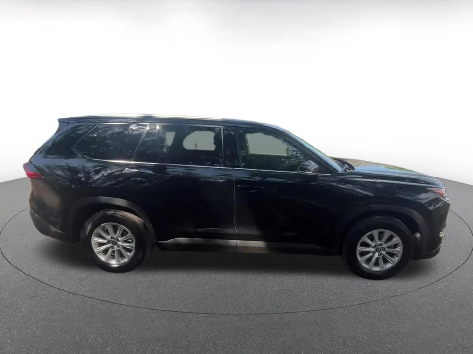 2025 Toyota Highlander - Image 13 of 31