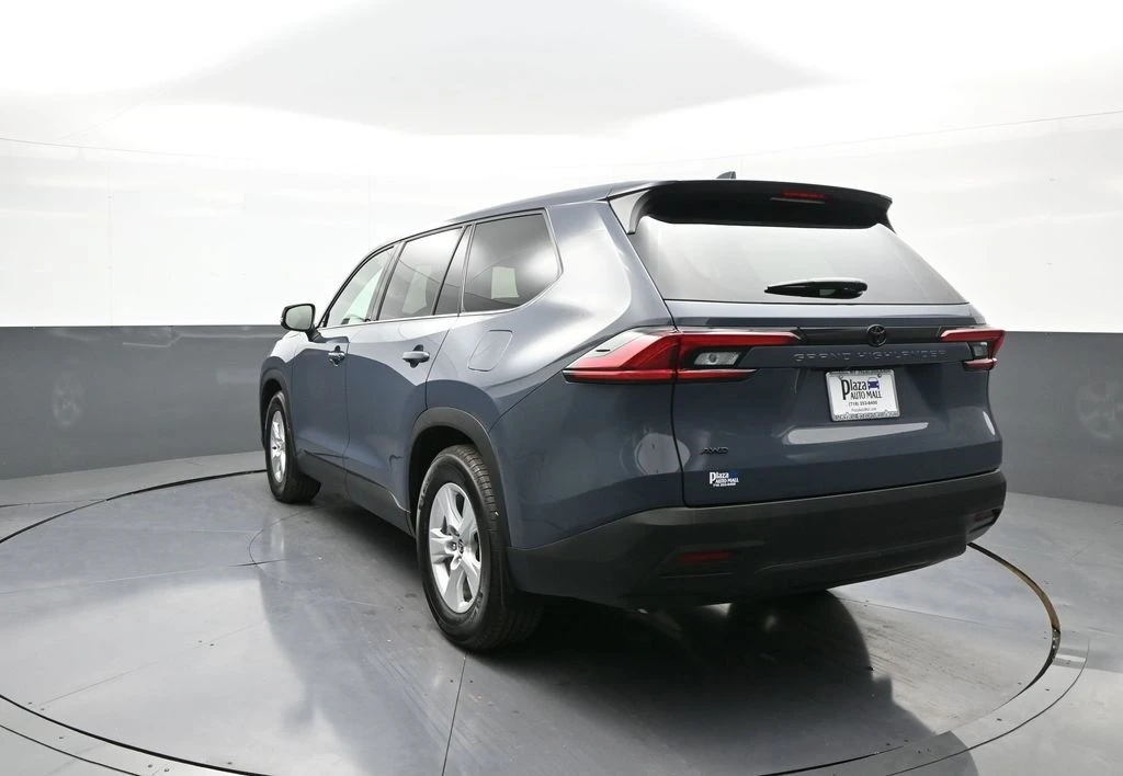 2025 Toyota Highlander - Image 8 of 12