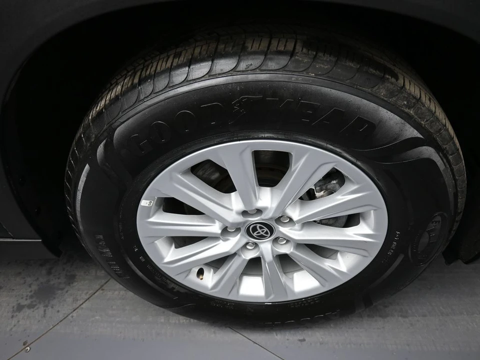 2025 Toyota Highlander - Image 13 of 21