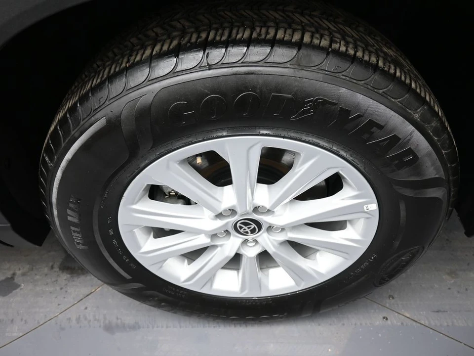 2025 Toyota Highlander - Image 15 of 21