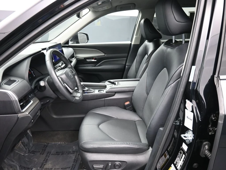 2025 Toyota Highlander - Image 18 of 21