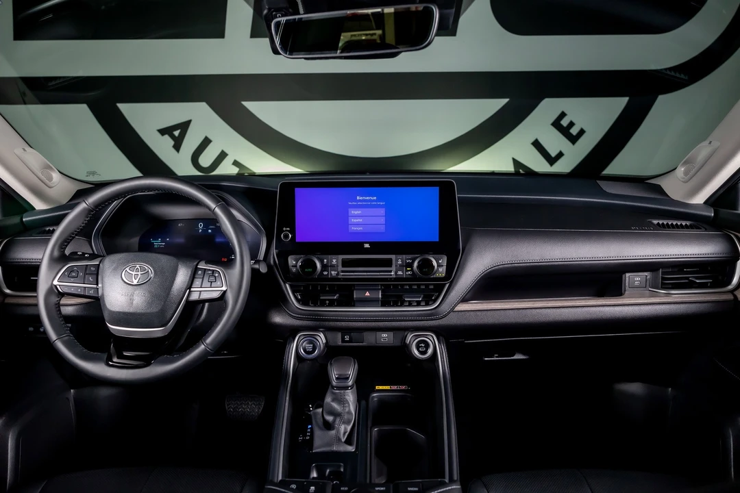 2025 Toyota Highlander - Image 2 of 12