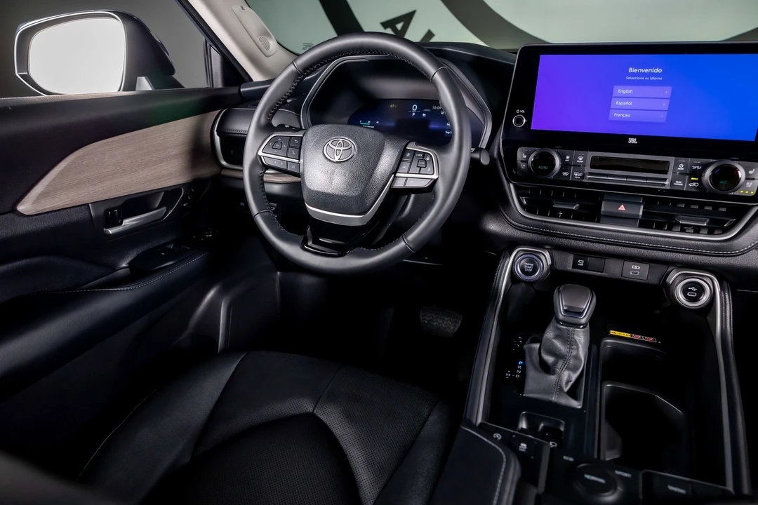 2025 Toyota Highlander - Image 7 of 12