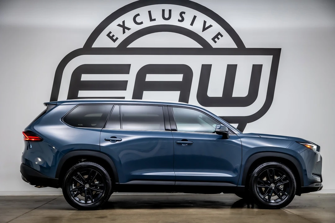 2025 Toyota Highlander - Image 9 of 12
