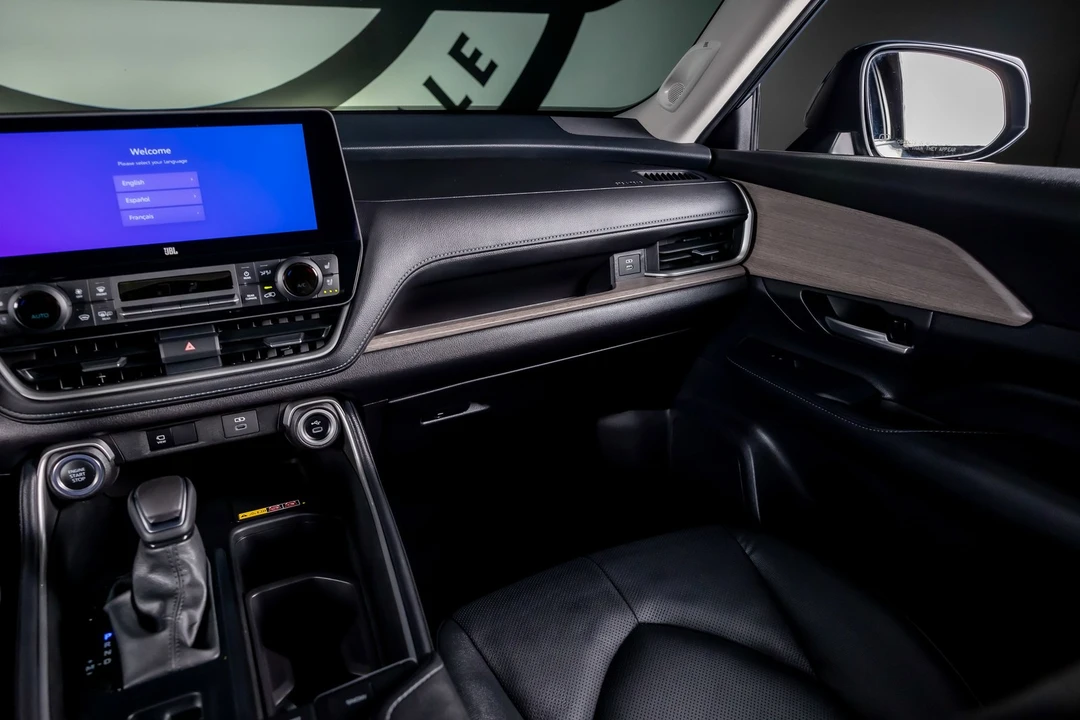 2025 Toyota Highlander - Image 8 of 12
