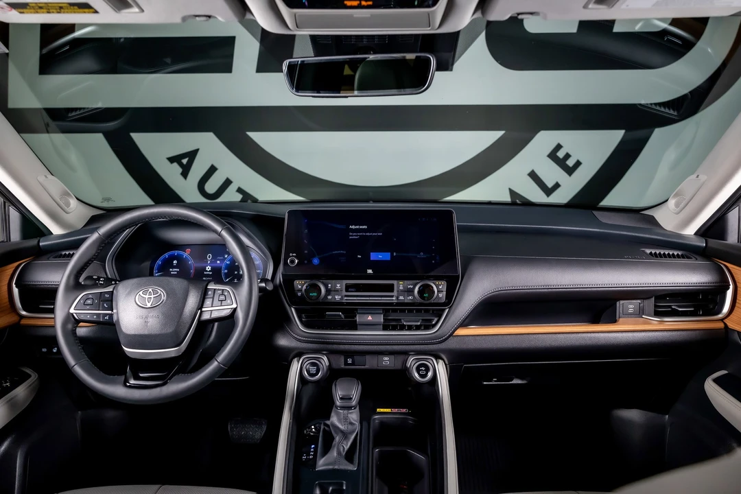 2025 Toyota Highlander - Image 2 of 12