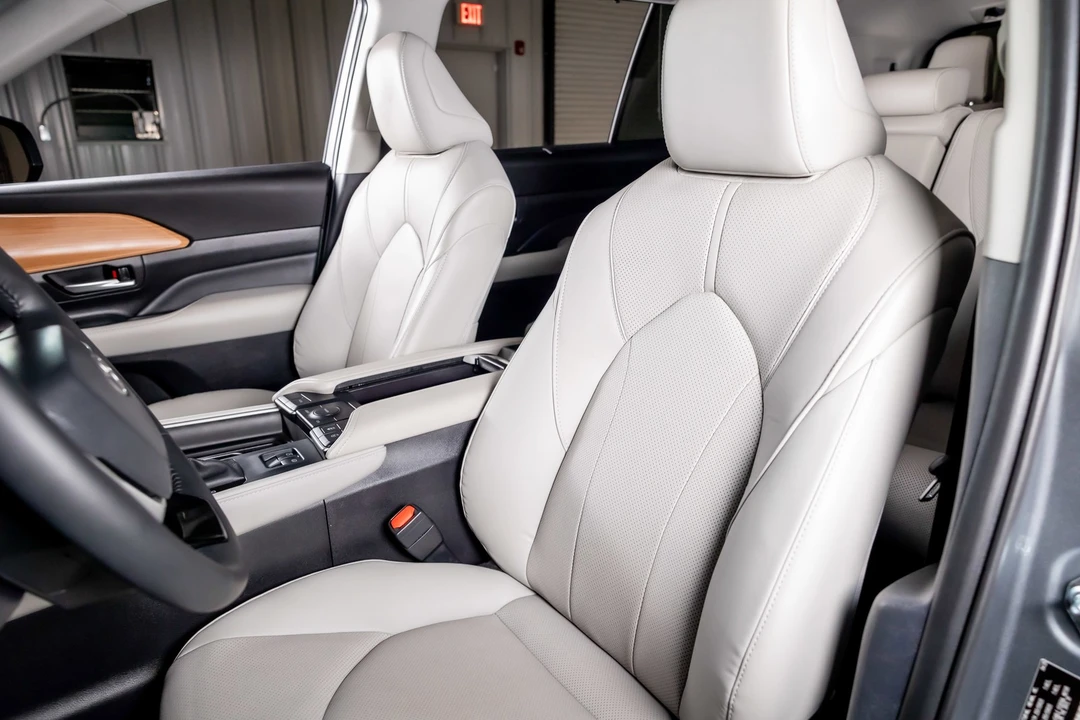 2025 Toyota Highlander - Image 5 of 12