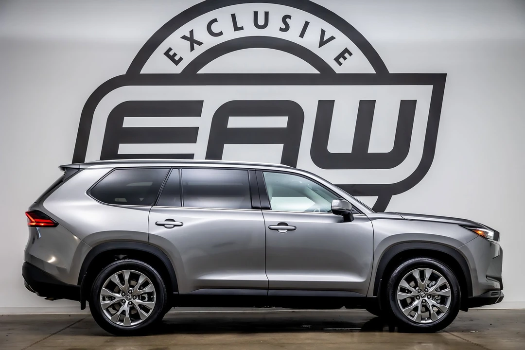 2025 Toyota Highlander - Image 9 of 12