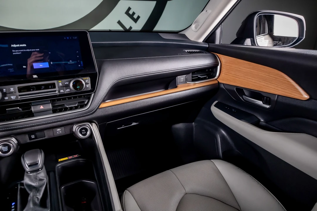 2025 Toyota Highlander - Image 8 of 12