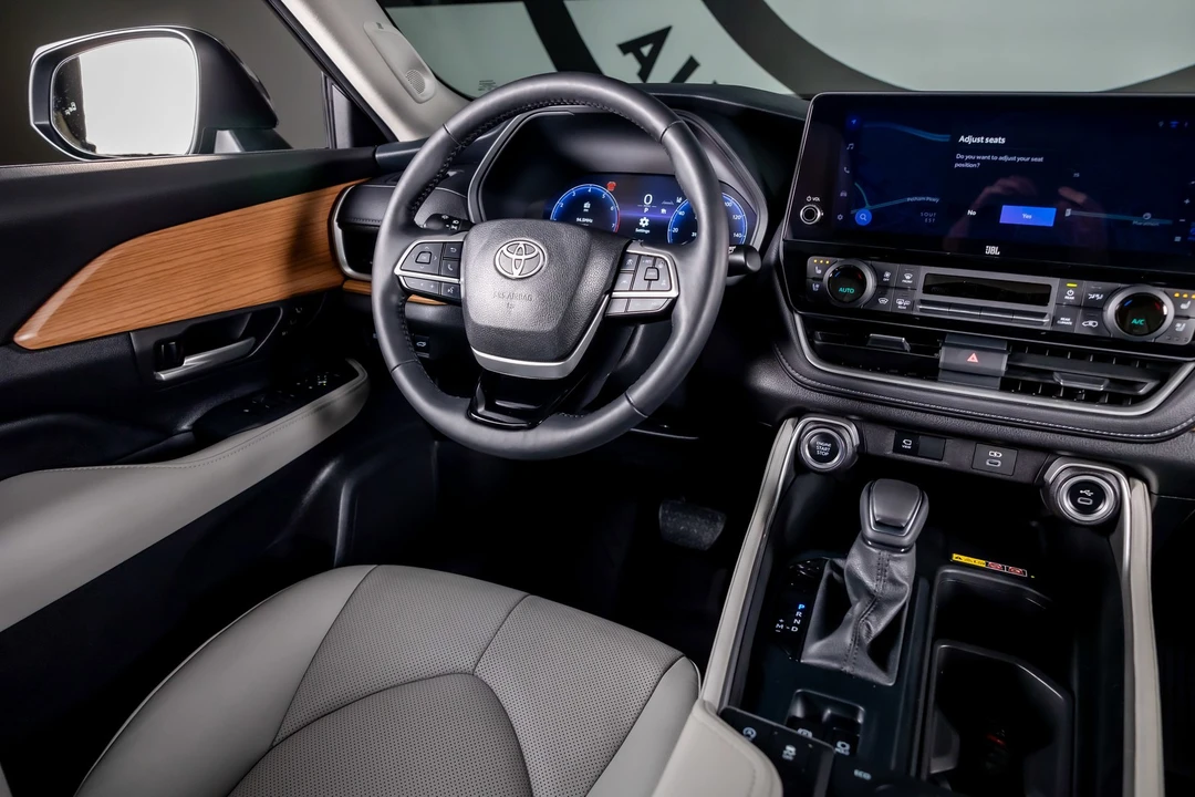 2025 Toyota Highlander - Image 7 of 12