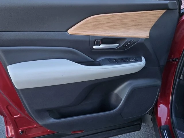 2025 Toyota Highlander - Image 9 of 12
