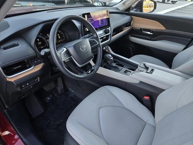 2025 Toyota Highlander - Image 8 of 12