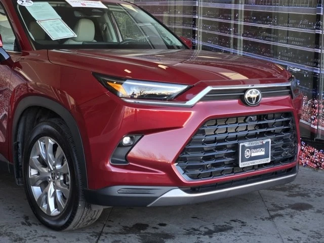 2025 Toyota Highlander - Image 2 of 12