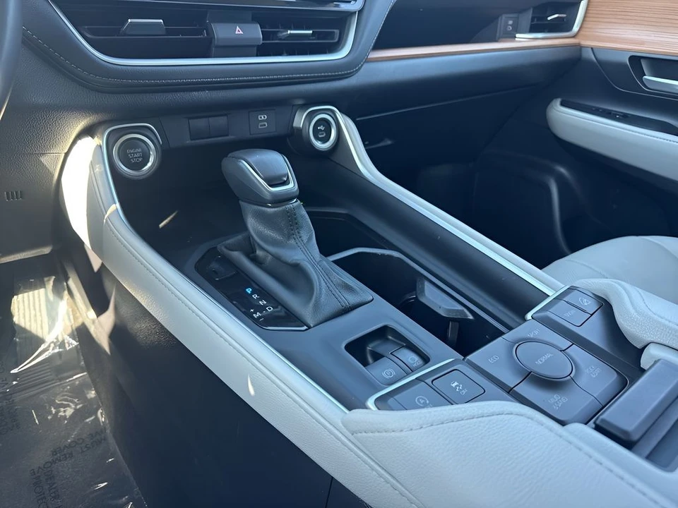 2025 Toyota Highlander - Image 17 of 31