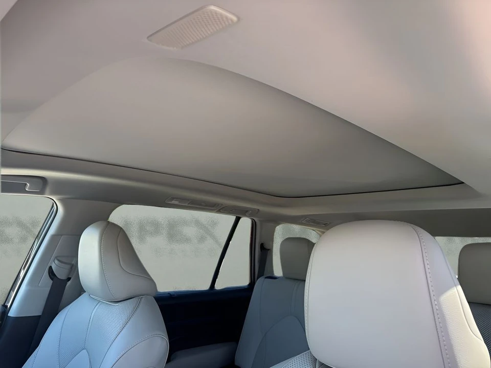 2025 Toyota Highlander - Image 11 of 31