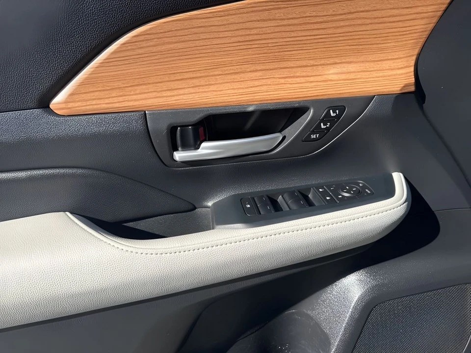 2025 Toyota Highlander - Image 27 of 31