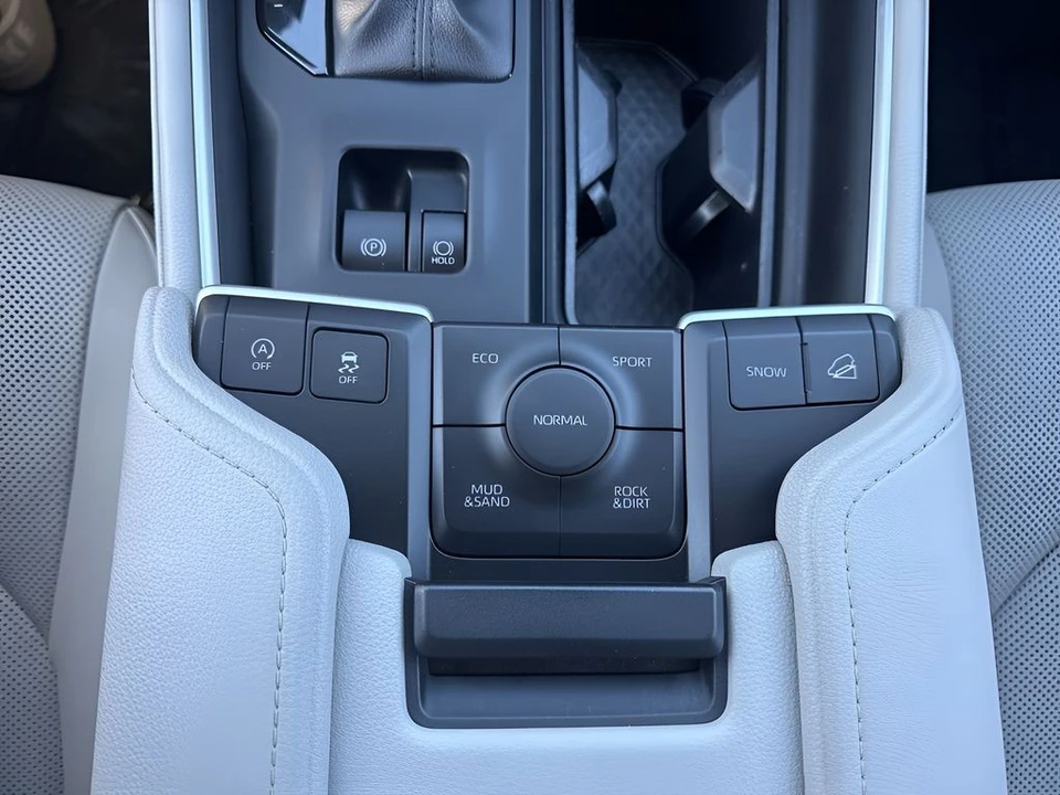 2025 Toyota Highlander - Image 18 of 31
