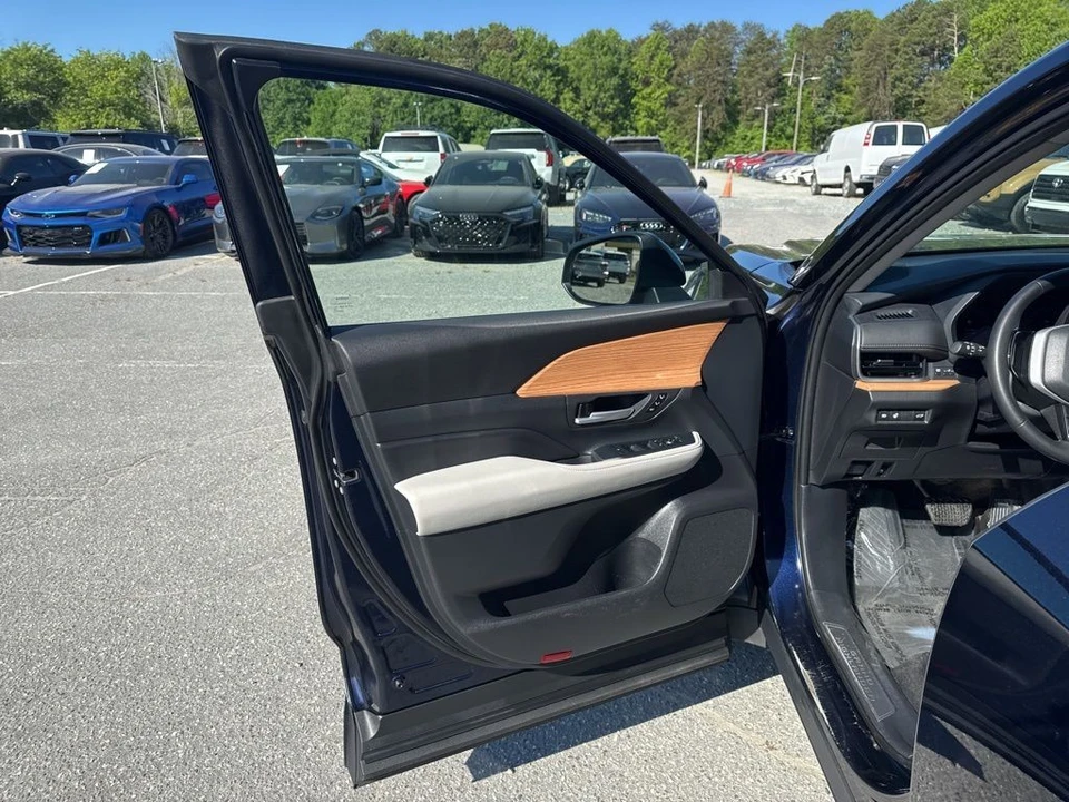 2025 Toyota Highlander - Image 26 of 31