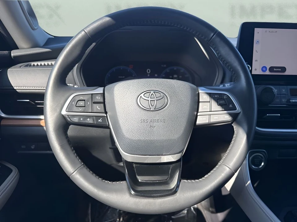 2025 Toyota Highlander - Image 14 of 31