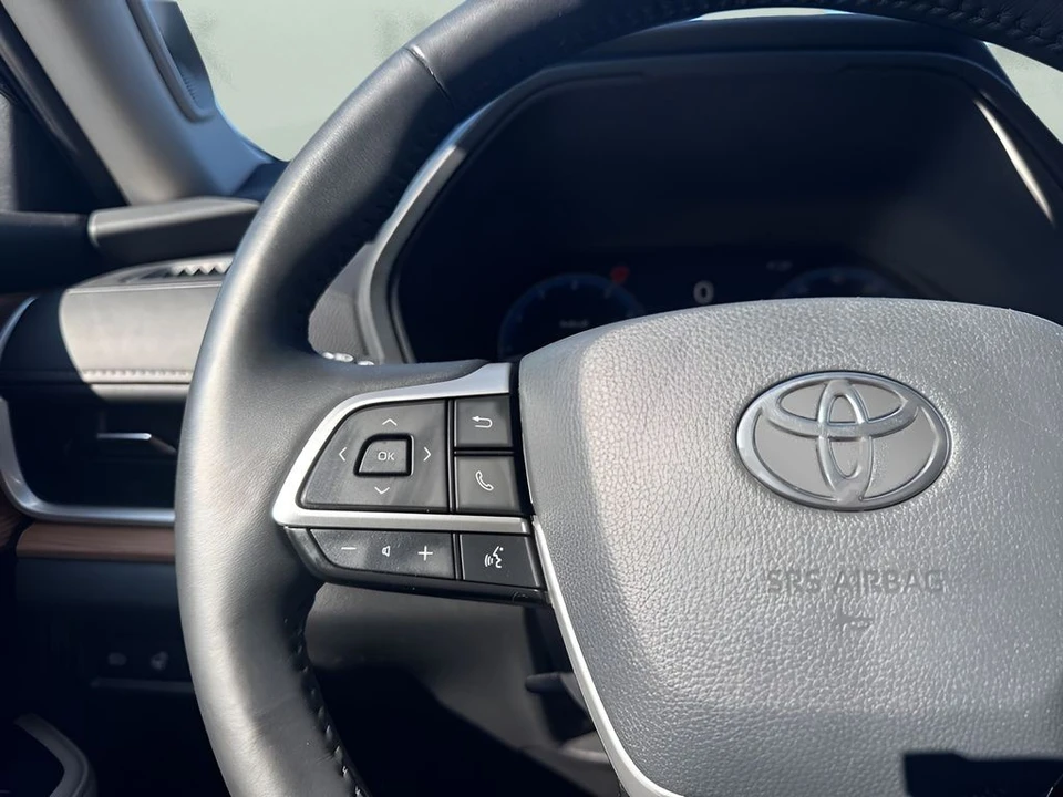 2025 Toyota Highlander - Image 15 of 31