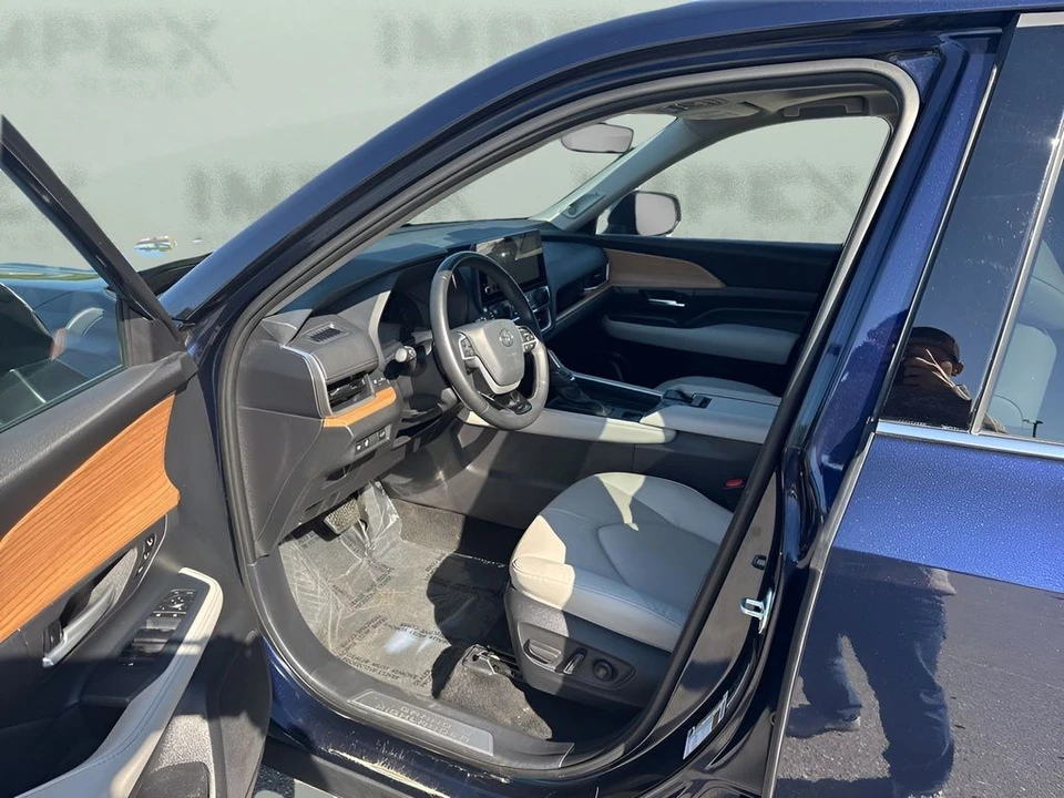2025 Toyota Highlander - Image 9 of 31