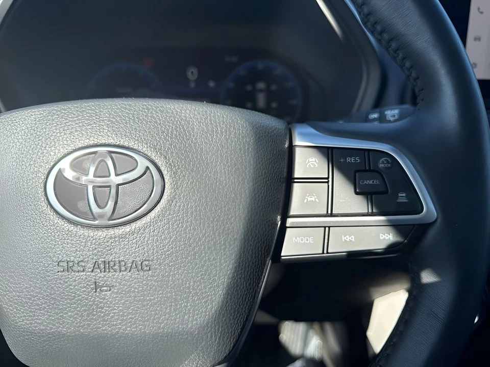 2025 Toyota Highlander - Image 16 of 31