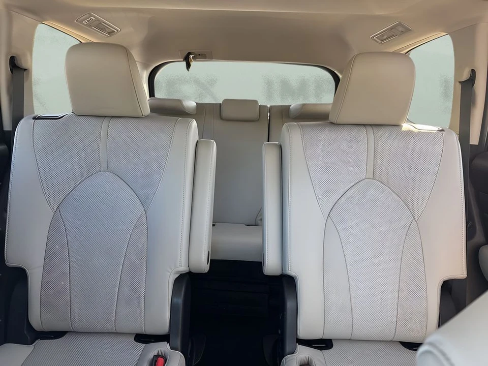2025 Toyota Highlander - Image 12 of 31