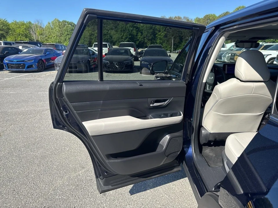 2025 Toyota Highlander - Image 28 of 31