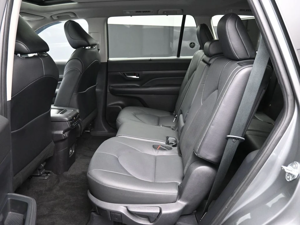 2025 Toyota Highlander - Image 22 of 31
