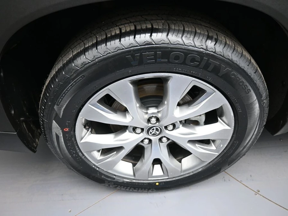 2025 Toyota Highlander - Image 12 of 31
