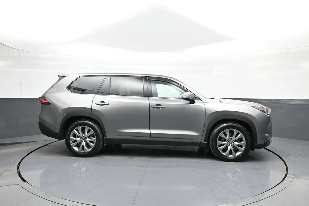 2025 Toyota Highlander - Image 5 of 31